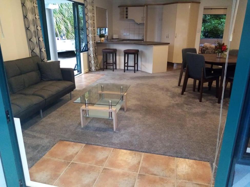 Gulf Harbour Guest House Apartment โอ๊คแลนด์ ภายนอก รูปภาพ